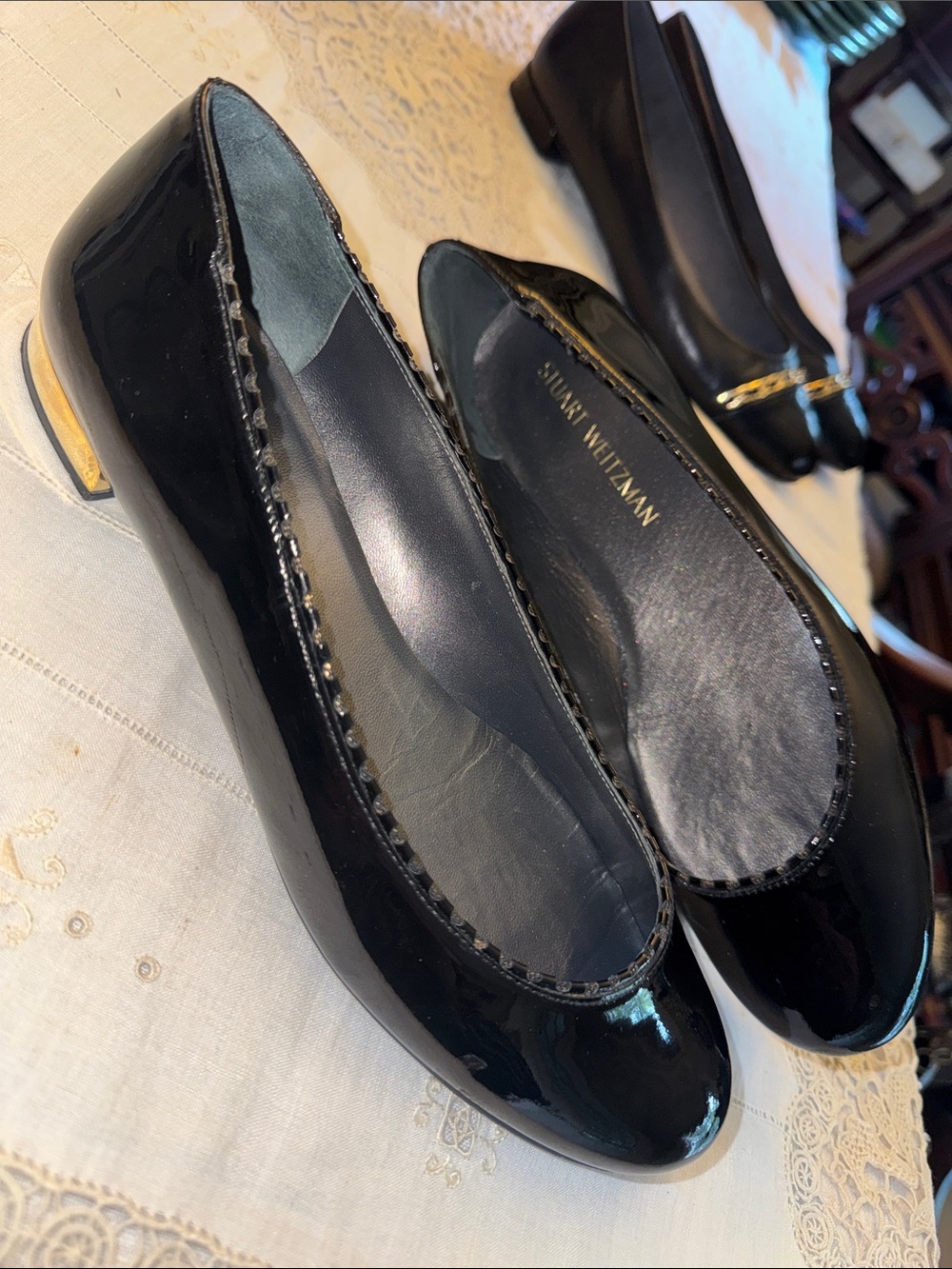 Stuart Weitzman Black Patent Leather Ballet Flats Scalloped Rim Gold Heel 9.5